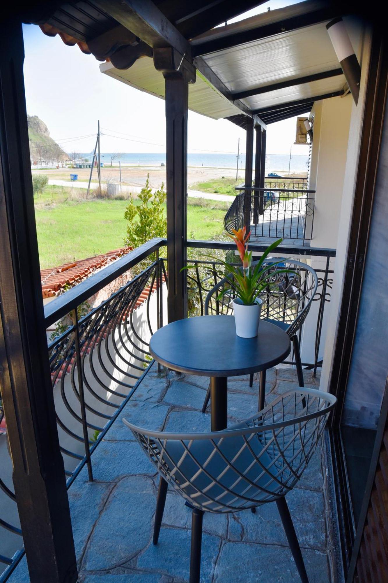 Room Nine 9 Beachfront Apartments Nea Kallikrateia المظهر الخارجي الصورة